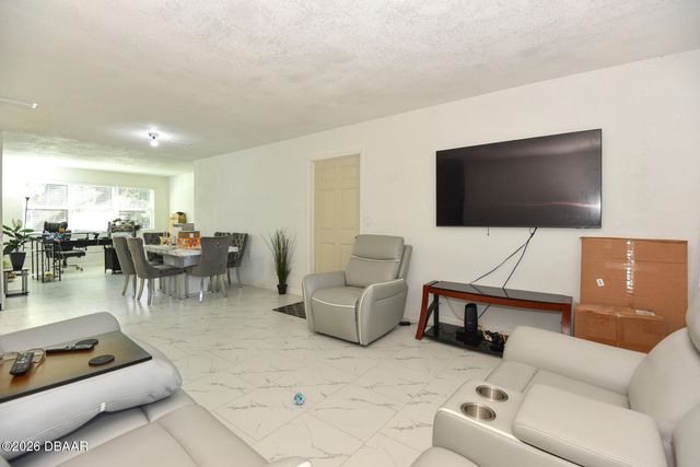 1077 Madison Avenue, Daytona Beach, FL 32114
