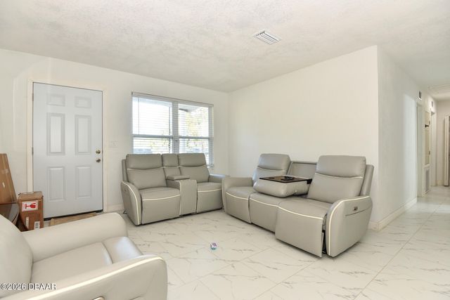 1077 Madison Avenue, Daytona Beach, FL 32114
