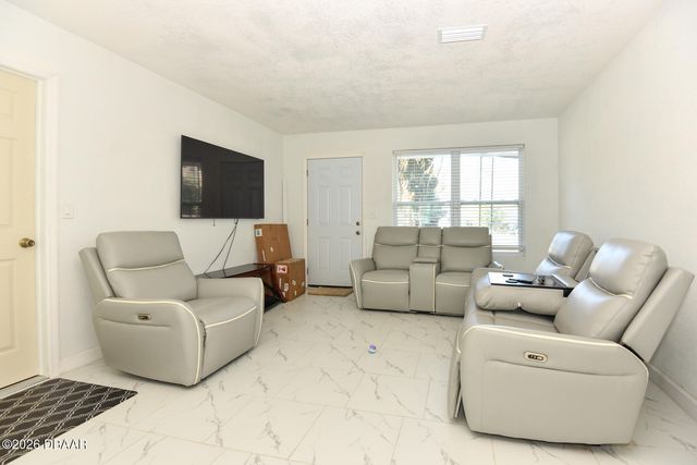 1077 Madison Avenue, Daytona Beach, FL 32114