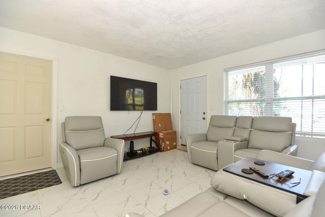 1077 Madison Avenue, Daytona Beach, FL 32114