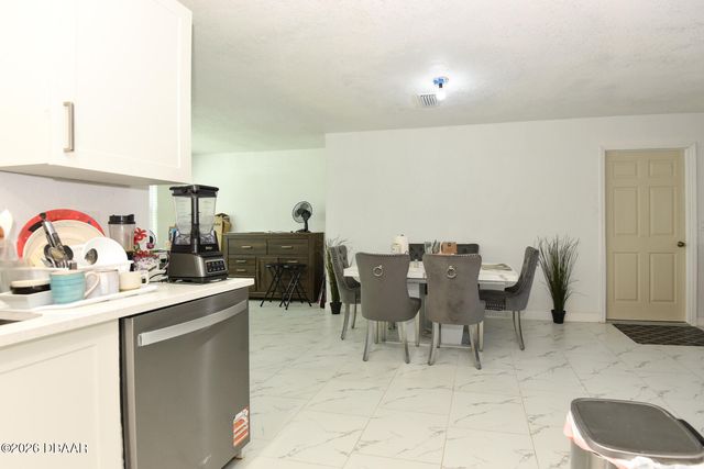 1077 Madison Avenue, Daytona Beach, FL 32114