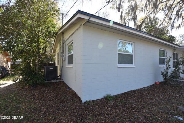 1077 Madison Avenue, Daytona Beach, FL 32114
