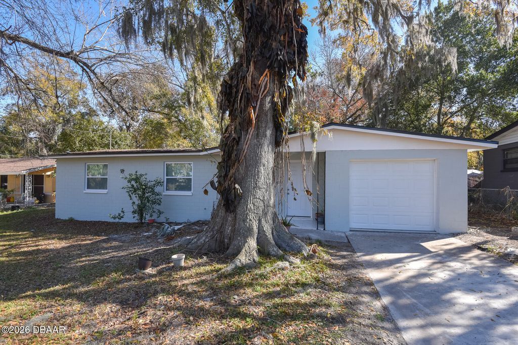 1077 Madison Avenue, Daytona Beach, FL 32114