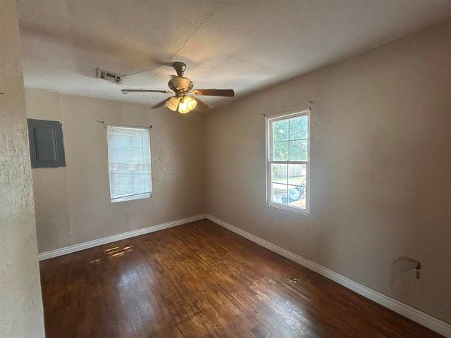 519 G St, Elgin, OK 73538