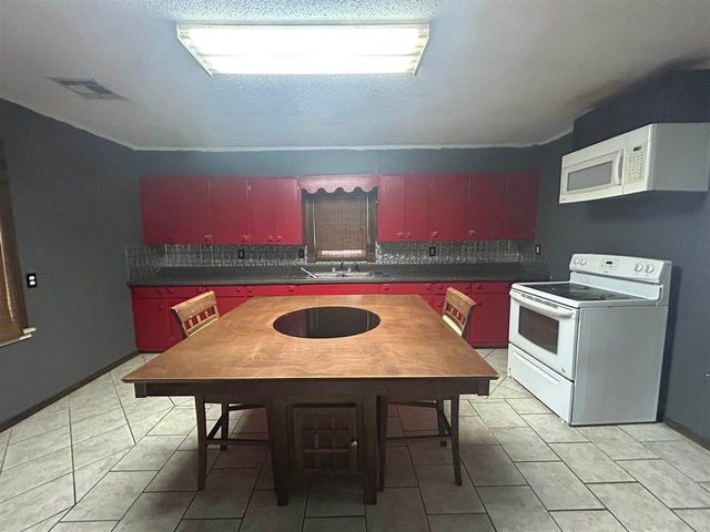 519 G St, Elgin, OK 73538