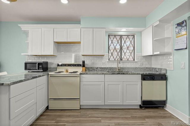 3376 Heritage Parkway, Dearborn, MI 48124