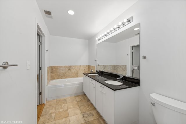 1422 N La Salle Drive 302, Chicago, IL 60610