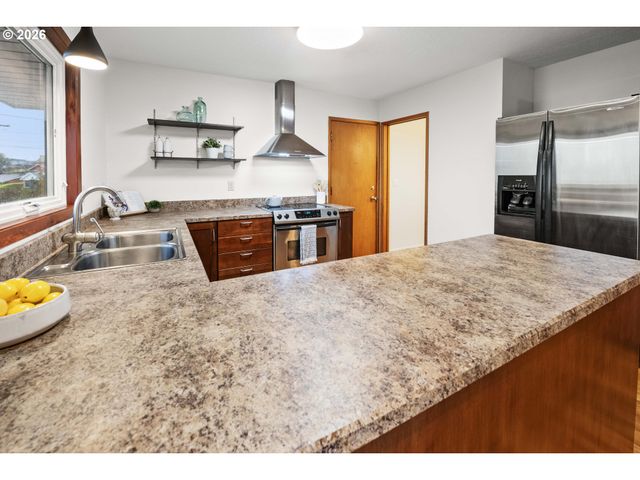 410 Pleasant Ave, Astoria, OR 97103