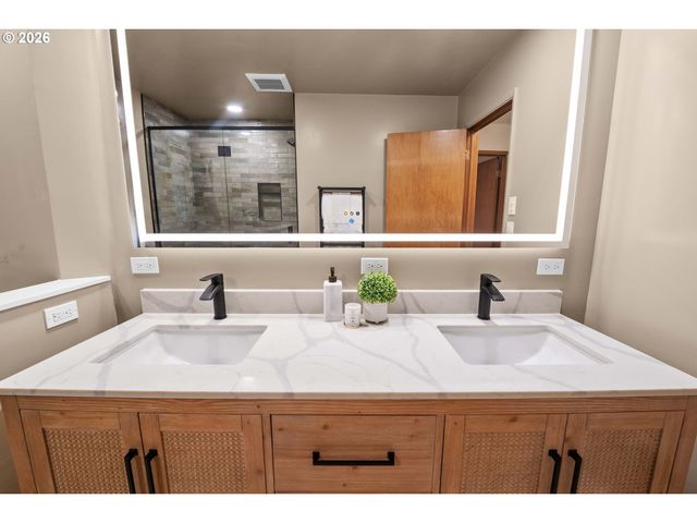 410 Pleasant Ave, Astoria, OR 97103