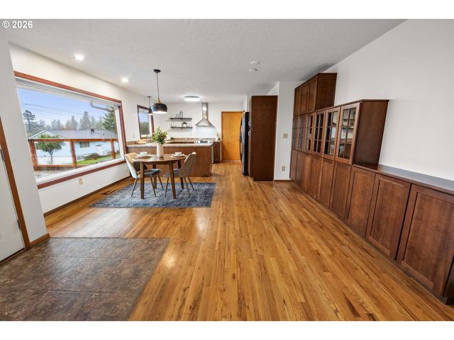 410 Pleasant Ave, Astoria, OR 97103