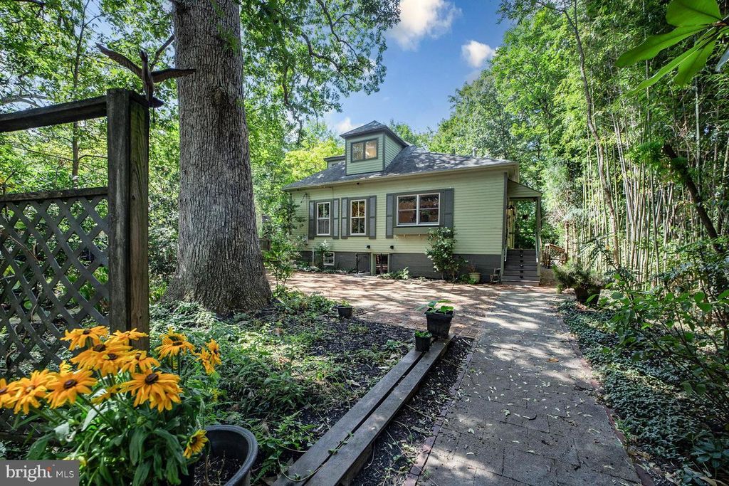 203 GROVE AVE, Washington Grove, MD 20880