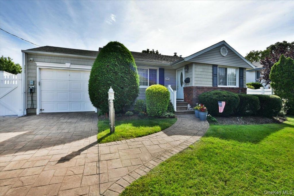 216 Linden Street, Massapequa Park, NY 11762 — photo 2