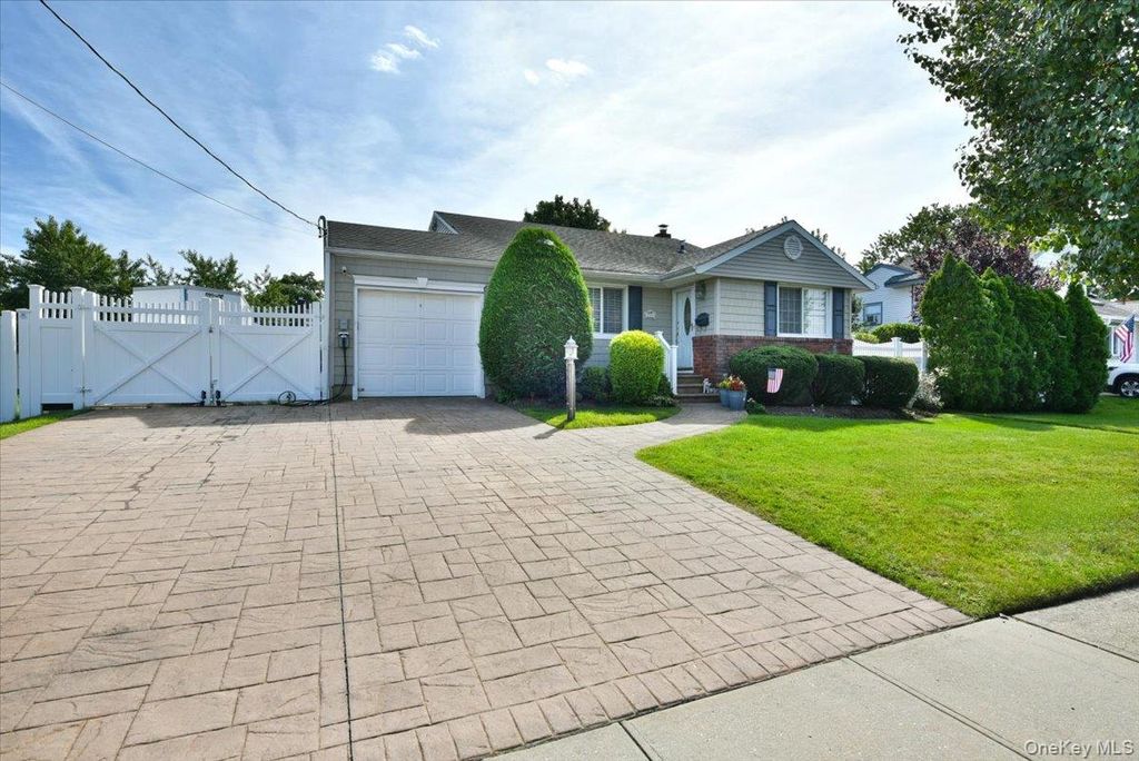216 Linden Street, Massapequa Park, NY 11762 — photo 3