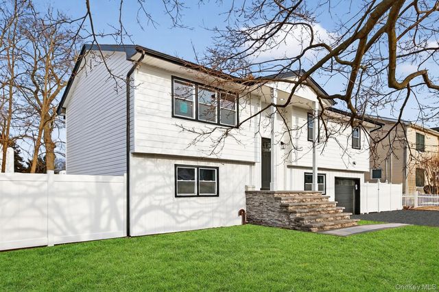 244 N Erie Avenue, Lindenhurst, NY 11757