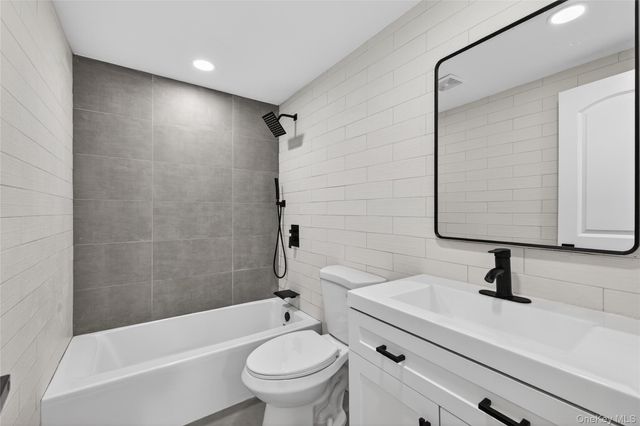 244 N Erie Avenue, Lindenhurst, NY 11757