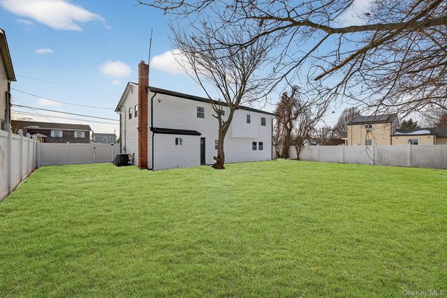 244 N Erie Avenue, Lindenhurst, NY 11757