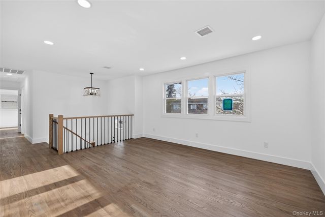 244 N Erie Avenue, Lindenhurst, NY 11757