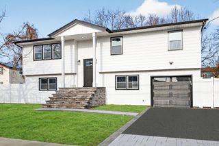 244 N Erie Avenue, Lindenhurst, NY 11757