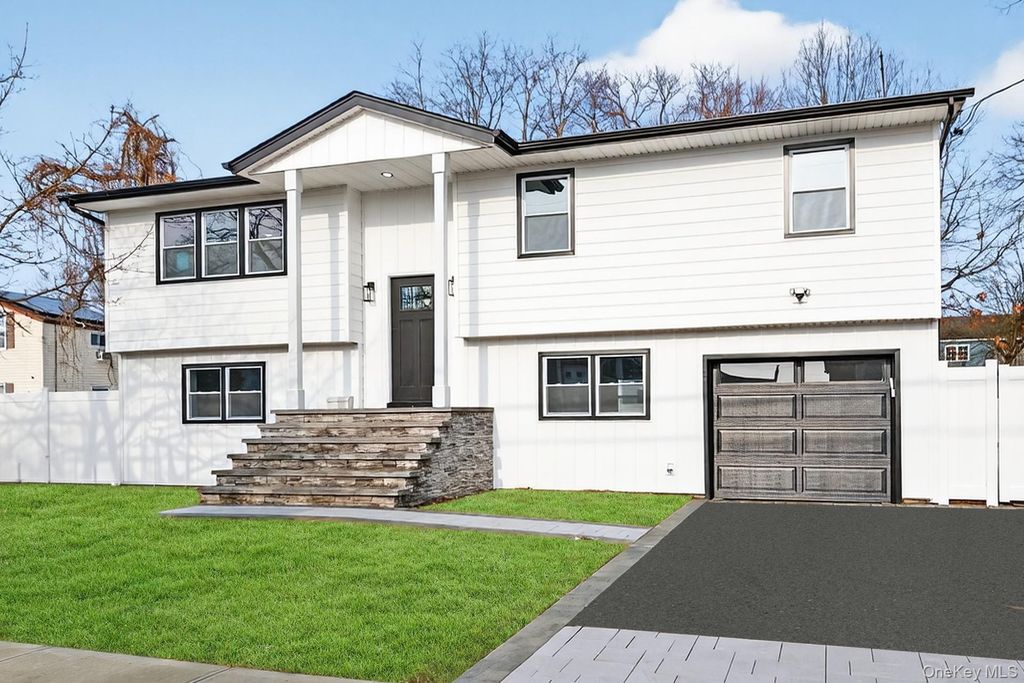 244 N Erie Avenue, Lindenhurst, NY 11757