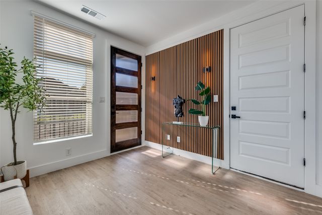 723 W 10th Street 105, Dallas, TX 75208