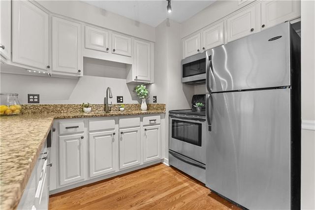 4942 Walnut Street 2 South, Kansas City, MO 64112