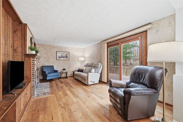 17 Giant Oak Dr, Economy, PA 15005