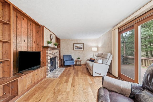 17 Giant Oak Dr, Economy, PA 15005