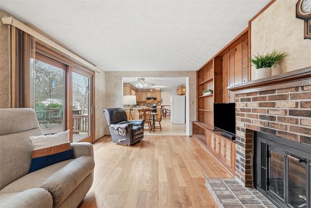 17 Giant Oak Dr, Economy, PA 15005