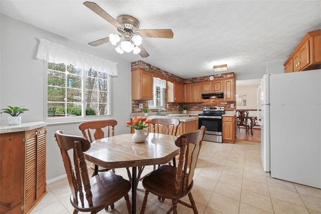 17 Giant Oak Dr, Economy, PA 15005