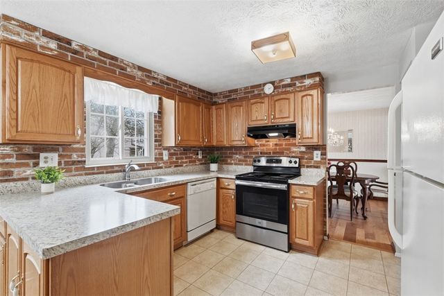 17 Giant Oak Dr, Economy, PA 15005