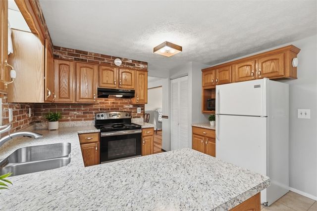 17 Giant Oak Dr, Economy, PA 15005