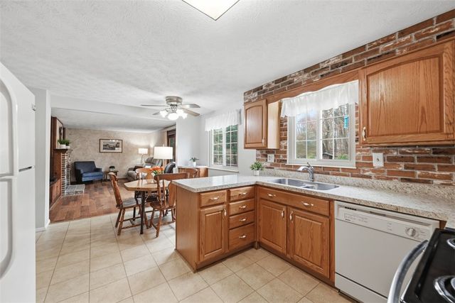 17 Giant Oak Dr, Economy, PA 15005