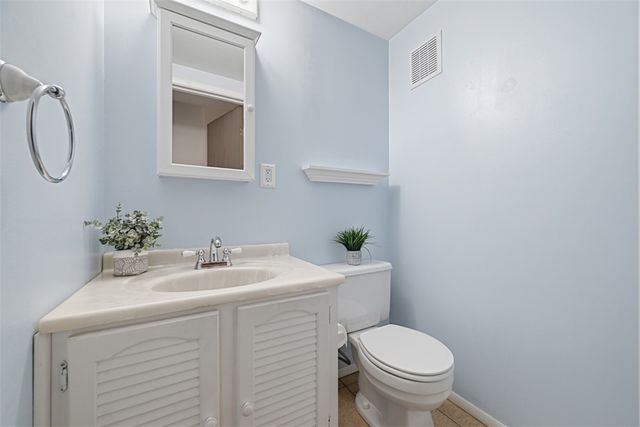 17 Giant Oak Dr, Economy, PA 15005