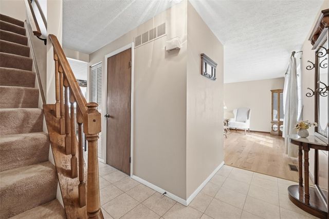 17 Giant Oak Dr, Economy, PA 15005