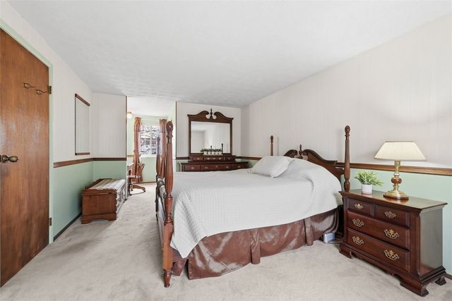 17 Giant Oak Dr, Economy, PA 15005