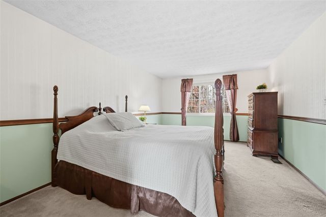 17 Giant Oak Dr, Economy, PA 15005