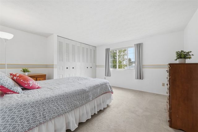 17 Giant Oak Dr, Economy, PA 15005