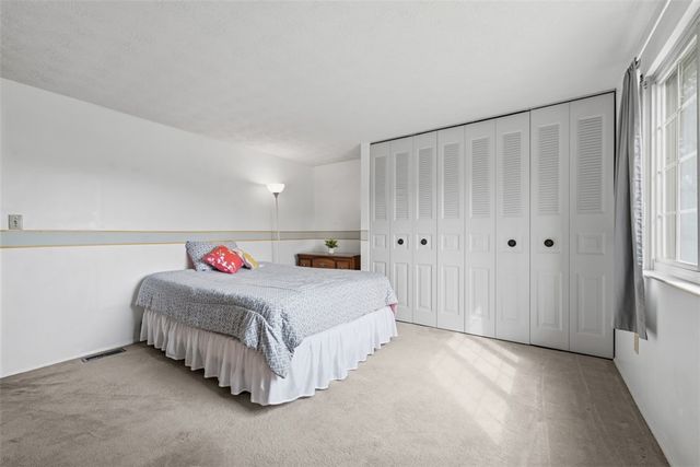 17 Giant Oak Dr, Economy, PA 15005