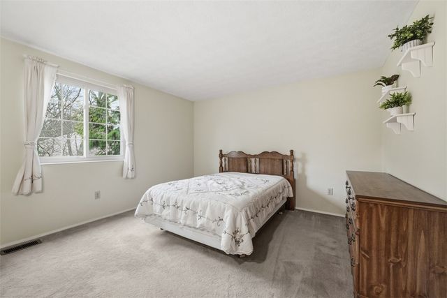 17 Giant Oak Dr, Economy, PA 15005