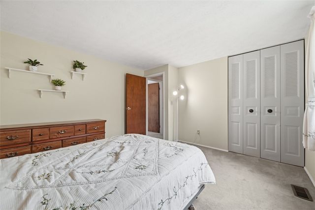 17 Giant Oak Dr, Economy, PA 15005