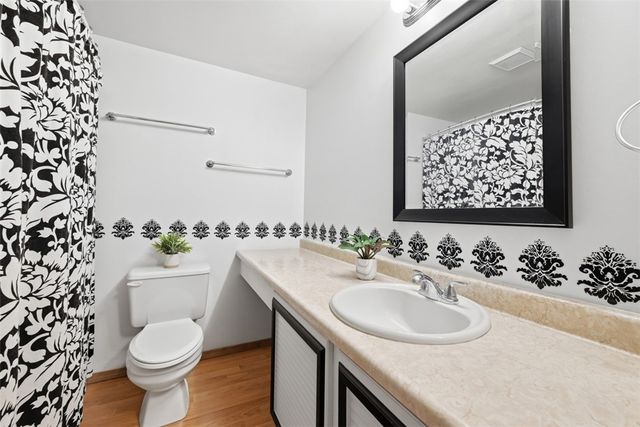 17 Giant Oak Dr, Economy, PA 15005