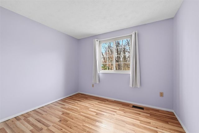 17 Giant Oak Dr, Economy, PA 15005