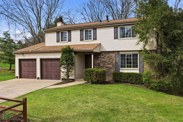 17 Giant Oak Dr, Economy, PA 15005