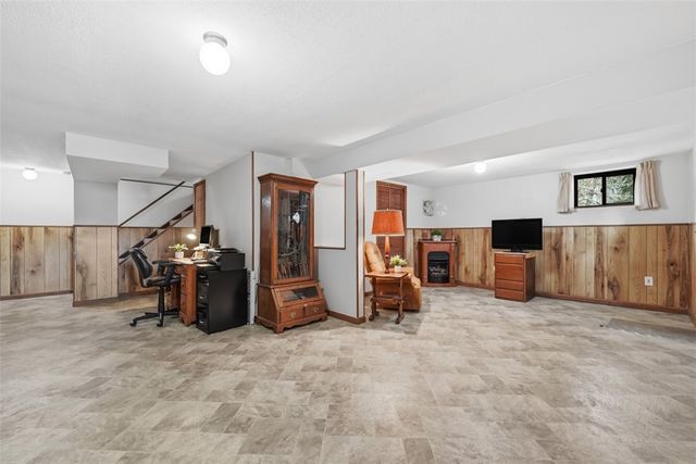 17 Giant Oak Dr, Economy, PA 15005