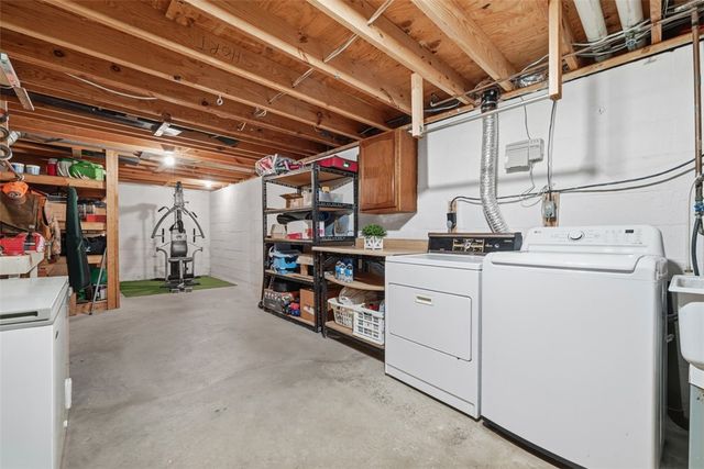 17 Giant Oak Dr, Economy, PA 15005