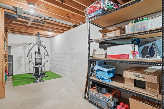 17 Giant Oak Dr, Economy, PA 15005