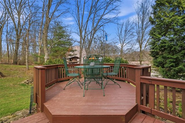 17 Giant Oak Dr, Economy, PA 15005