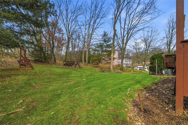 17 Giant Oak Dr, Economy, PA 15005