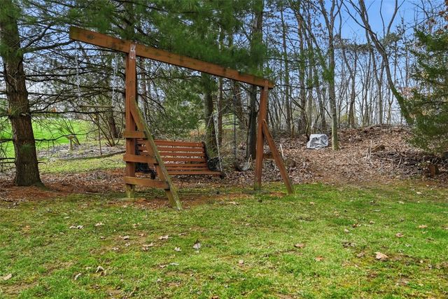 17 Giant Oak Dr, Economy, PA 15005