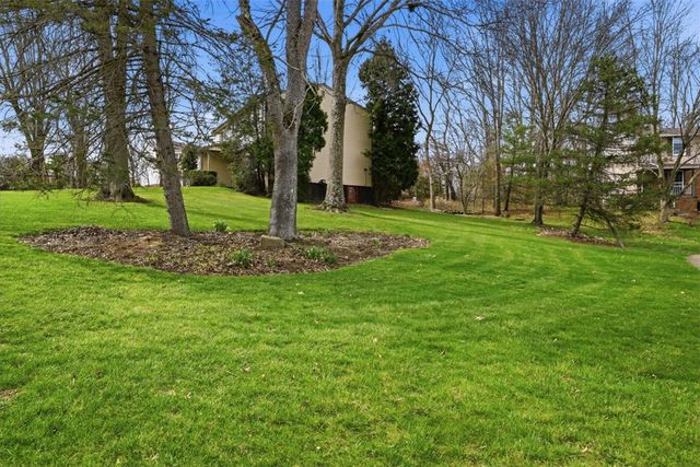 17 Giant Oak Dr, Economy, PA 15005